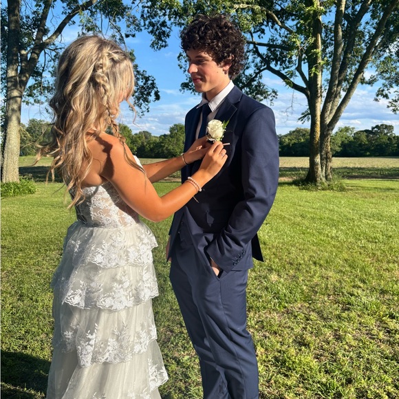 White beautiful prom dress - Picture 4 of 4
